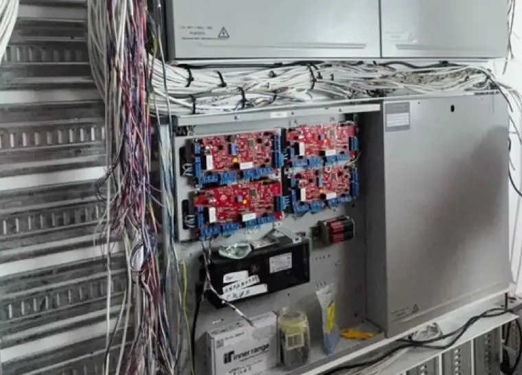 Access control panel with controller boards and structured cabling installed by Gemelec
